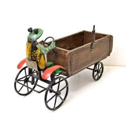 Żaba metalowa z wózkiem skrzynką drewnainą vintage recycling